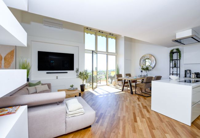 Ferienwohnung in Puegnago sul Garda - Loft la Torretta mit Seeblick und Pool Ferienwohnung in Puegnago sul Garda - Loft la Torretta mit Seeblick und Pool