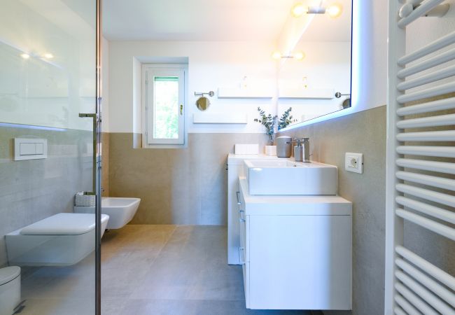 Ferienwohnung in Puegnago sul Garda - Loft la Torretta mit Seeblick und Pool Ferienwohnung in Puegnago sul Garda - Loft la Torretta mit Seeblick und Pool