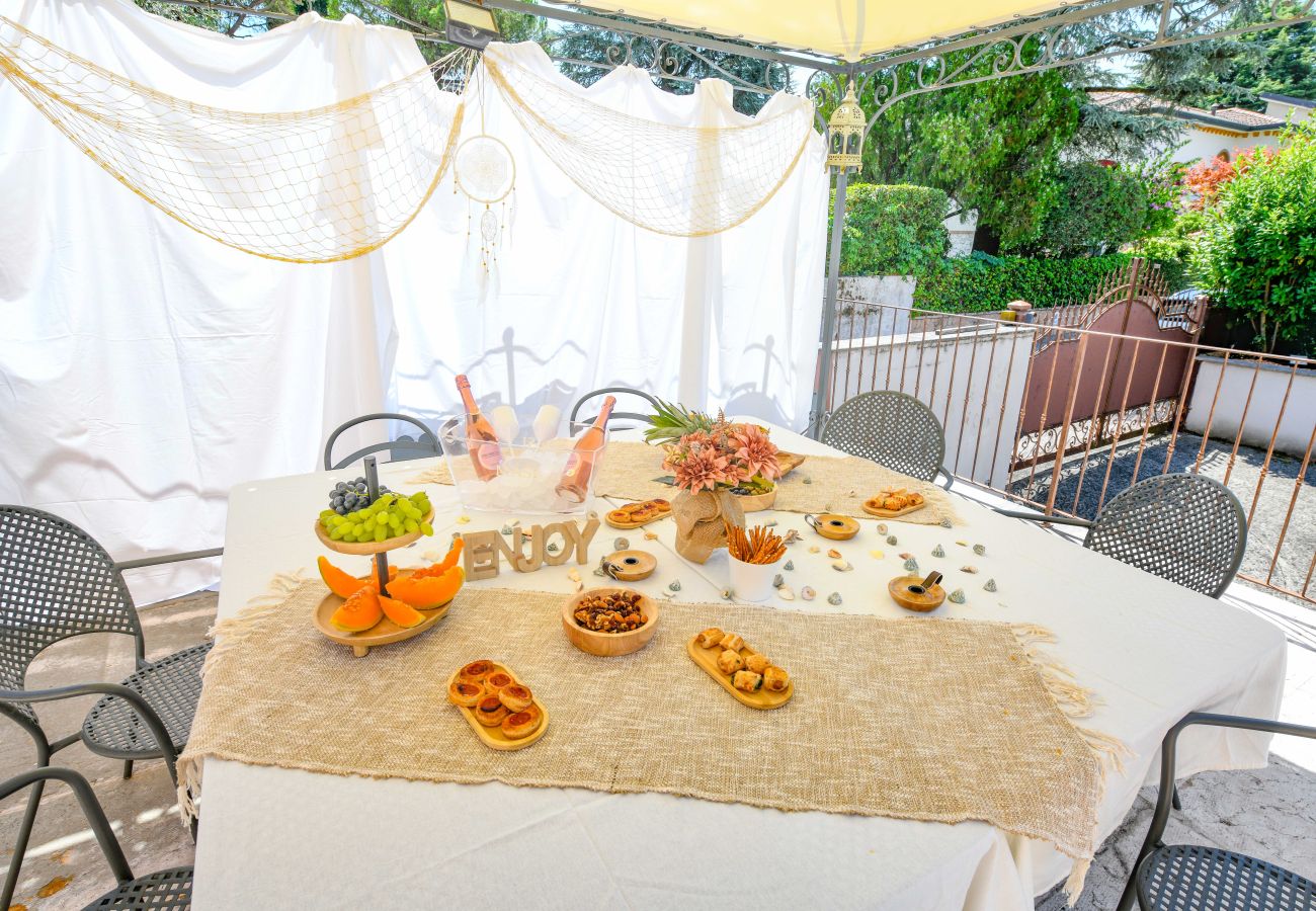 Gedeckter Tisch für Aperitif im Pavillon mit Wein und Obst in Desenzano