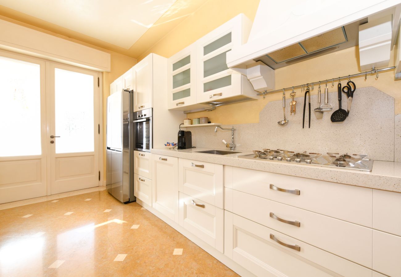 Moderne und helle Küche der Villa Bugatti mit Geräten der neuesten Generation