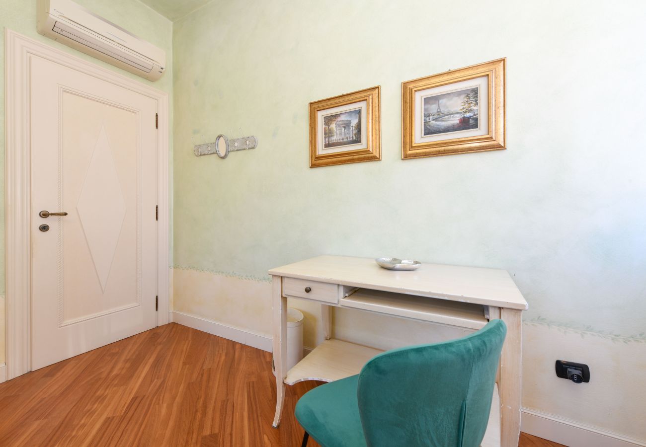 Detail des Schreibtisches und Arbeitsplatzes im zweiten Schlafzimmer