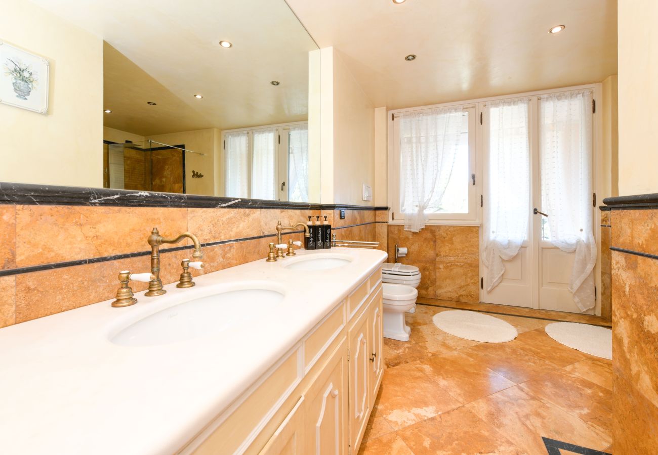 Hauptbadezimmer mit Doppelwaschbecken und Tageslicht Villa Bugatti