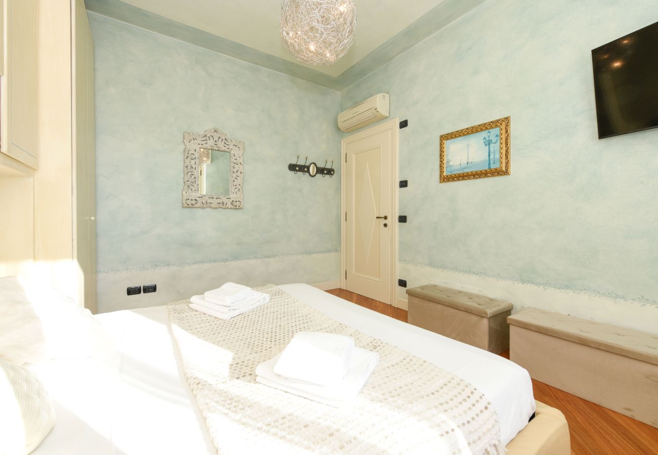 Elegantes drittes Doppelzimmer mit moderner Einrichtung in Villa Bugatti