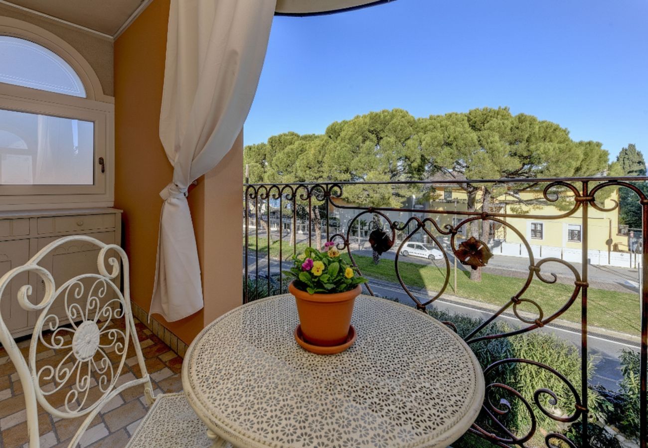 Terrasse mit Schmiedeeisentisch und Grünblick Villa Bugatti