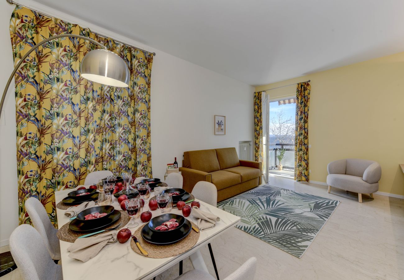 Helles Wohnzimmer mit Essbereich und Zugang zum Balkon