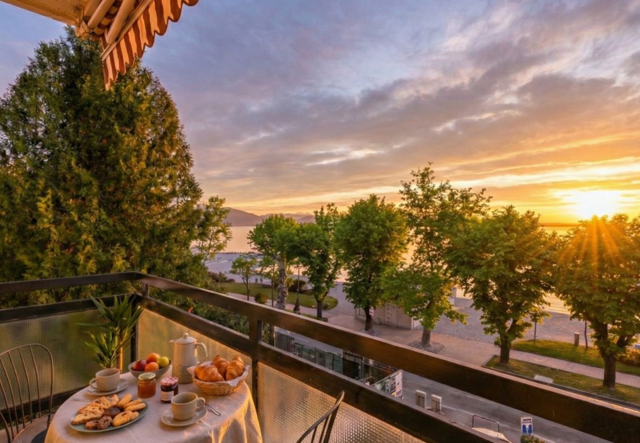Möblierte Terrasse mit Panoramablick auf den See bei Sonnenaufgang