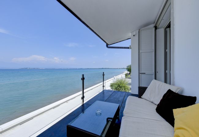 Villa in Desenzano del Garda - DesenzanoLoft Villa Meraviglia on the lake Villa in Desenzano del Garda - DesenzanoLoft Villa Meraviglia on the lake