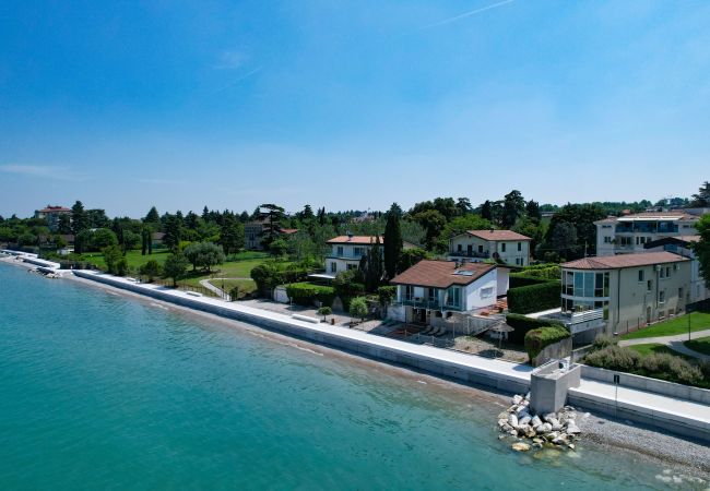 Villa in Desenzano del Garda - DesenzanoLoft Villa Meraviglia on the lake Villa in Desenzano del Garda - DesenzanoLoft Villa Meraviglia on the lake