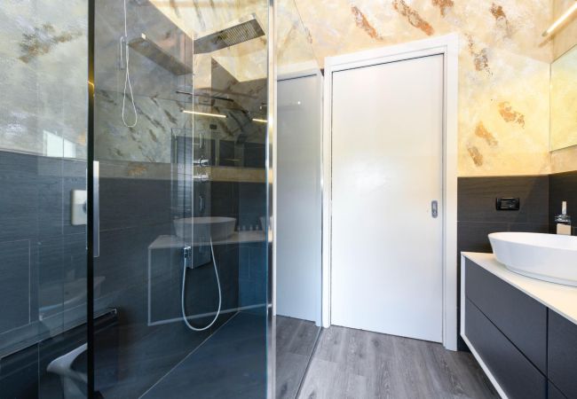 Villa in Desenzano del Garda - DesenzanoLoft Villa Meraviglia on the lake Villa in Desenzano del Garda - DesenzanoLoft Villa Meraviglia on the lake