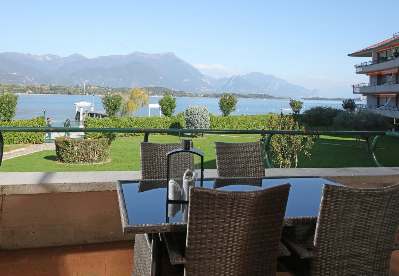 Apartment in Manerba del Garda - Sogno del Lago: in front lane of the beach in Manerba del garda