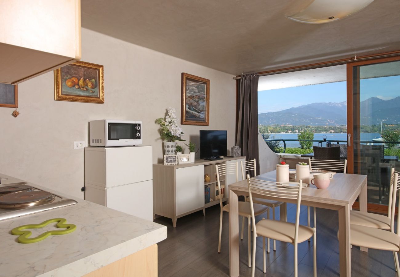 Apartment in Manerba del Garda - Sogno del Lago: in front lane of the beach in Manerba del garda