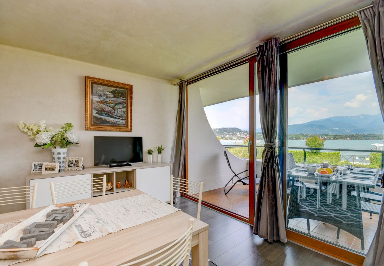 Apartment in Manerba del Garda - Sogno del Lago: in front lane of the beach in Manerba del garda