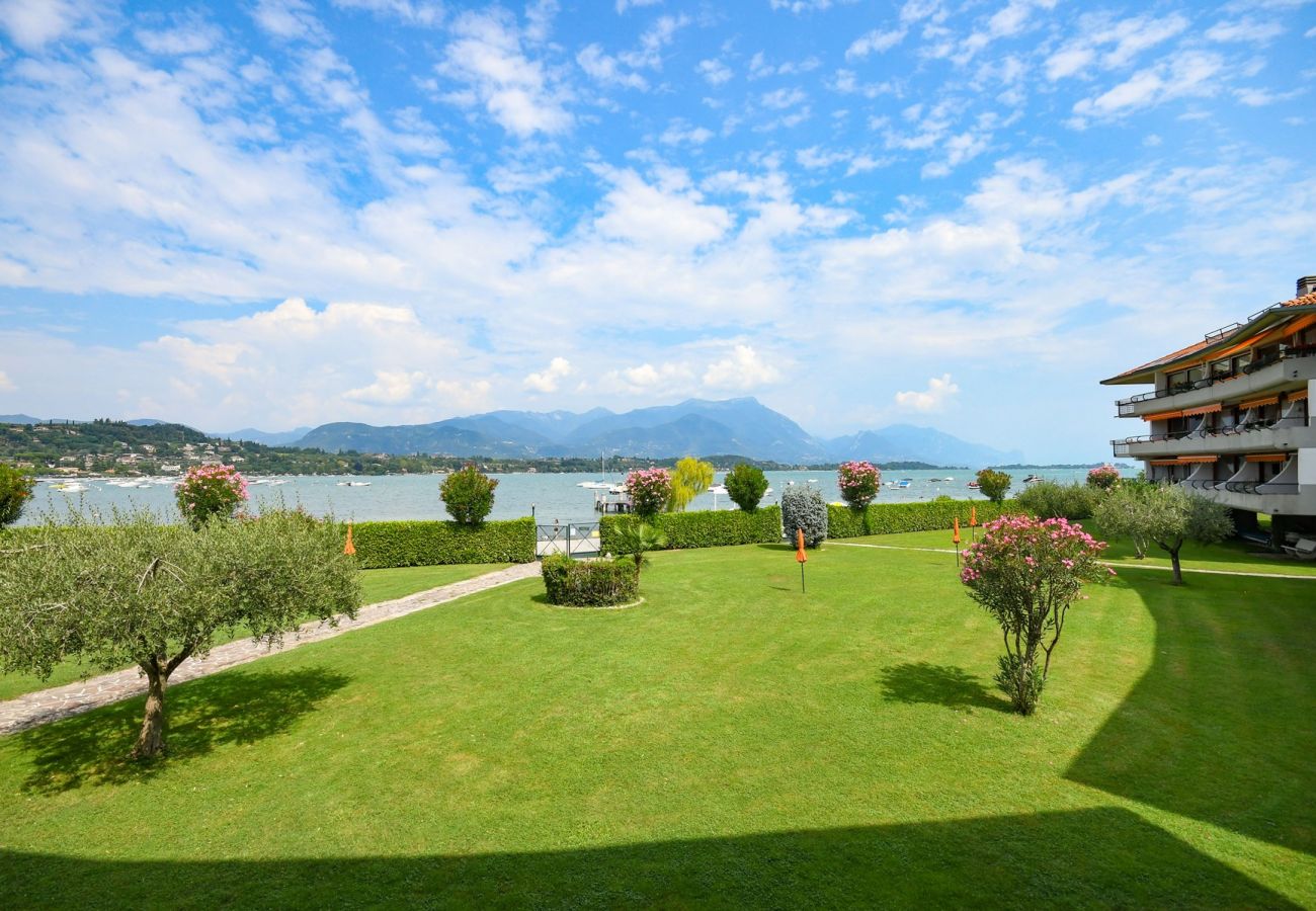 Apartment in Manerba del Garda - Sogno del Lago: in front lane of the beach in Manerba del garda