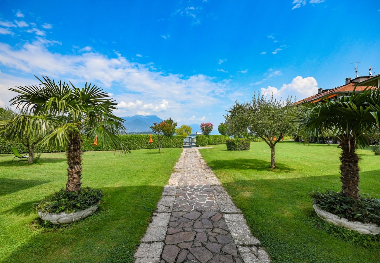 Apartment in Manerba del Garda - Sogno del Lago: in front lane of the beach in Manerba del garda