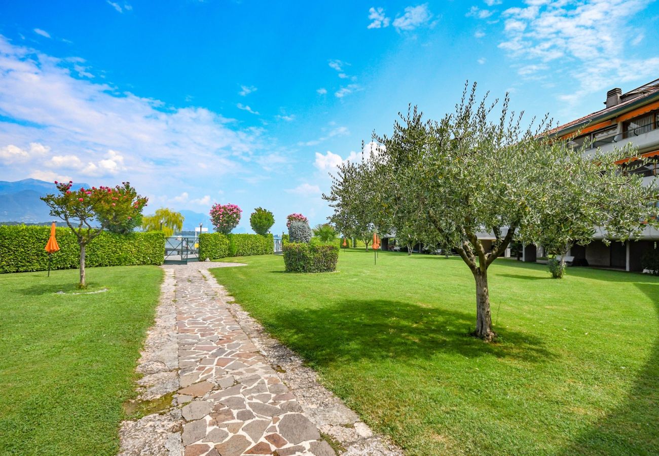 Apartment in Manerba del Garda - Sogno del Lago: in front lane of the beach in Manerba del garda