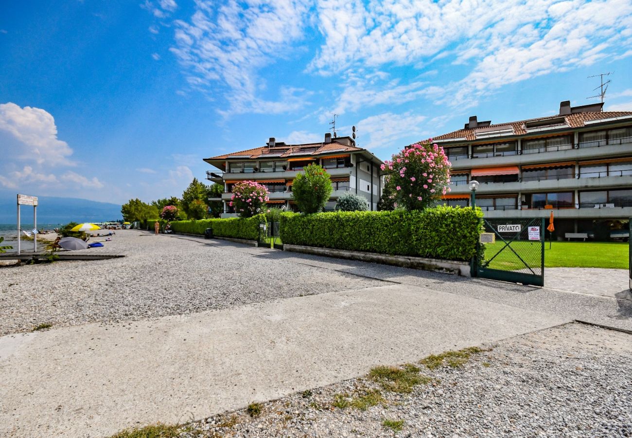 Apartment in Manerba del Garda - Sogno del Lago: in front lane of the beach in Manerba del garda