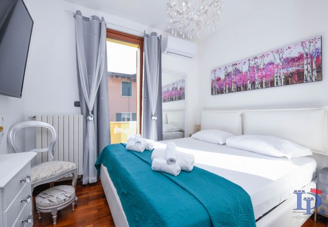 Villa in Desenzano del Garda - DESENZANOLOFT : Luxury suite with Jacuzzi and garden beach (CIR 017067-CNI-00580)