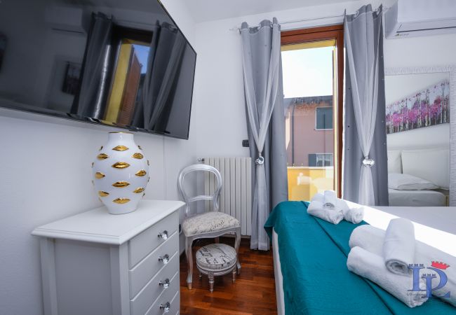 Villa in Desenzano del Garda - DESENZANOLOFT : Luxury suite with Jacuzzi and garden beach (CIR 017067-CNI-00580)