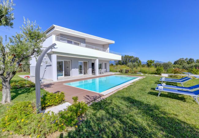 Villa/Dettached house in Moniga del Garda - Villa Easy chic in Moniga del Garda with private pool