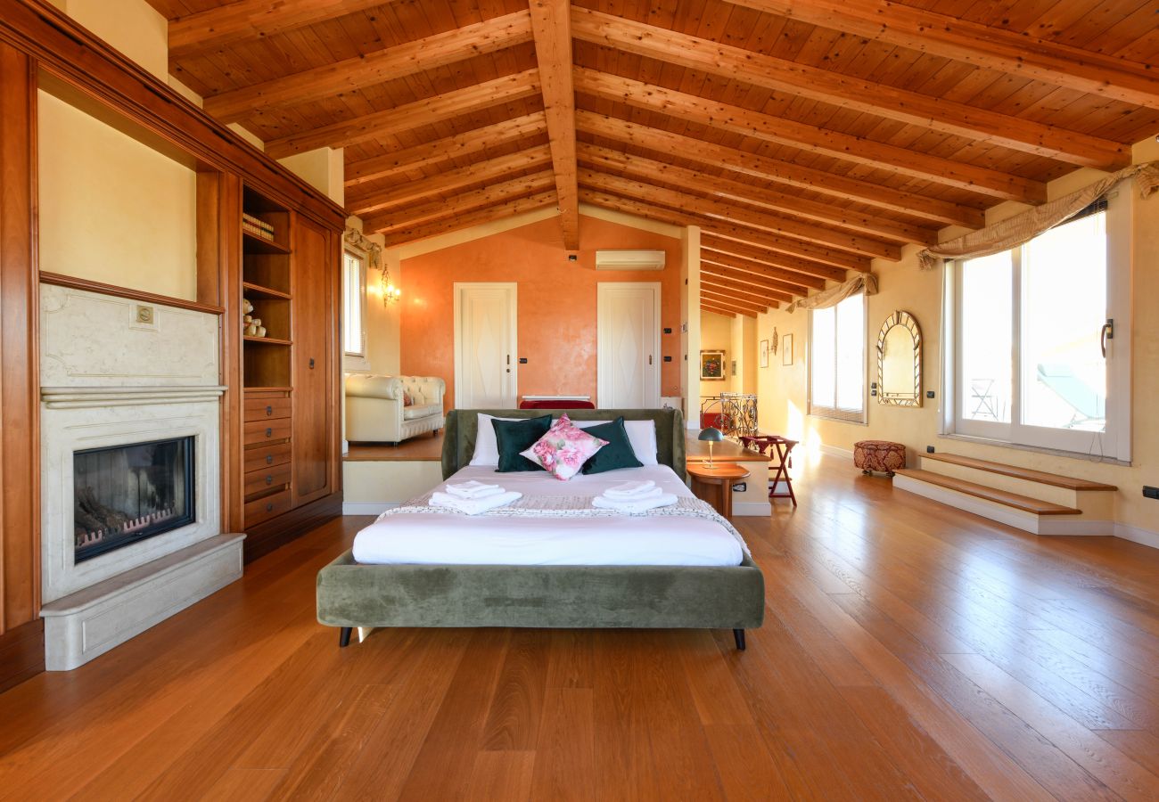 Villa in Desenzano del Garda - Desenzanoloft Villa Bugatti Detached villa, private pool