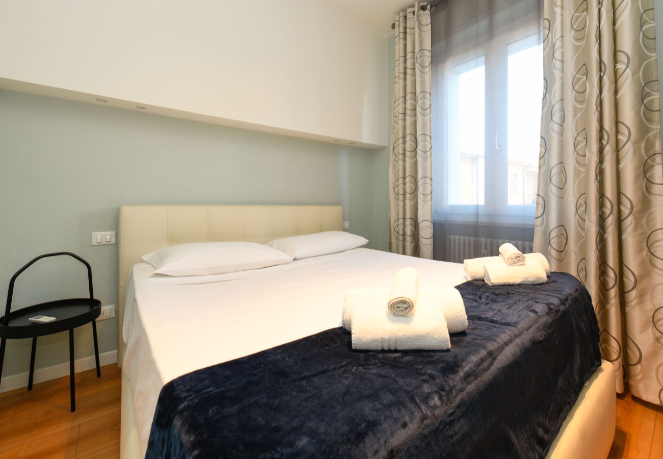 Druga nowoczesna i jasna sypialnia małżeńska w Desenzano