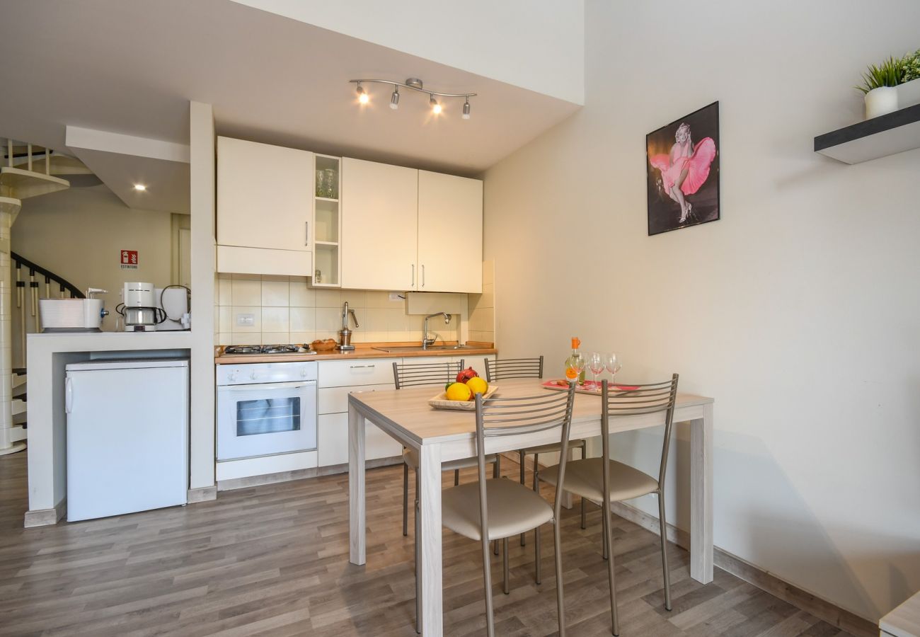 Apartament w San Felice del Benaco - Roccolino appartamento con balcone e piscina in comune