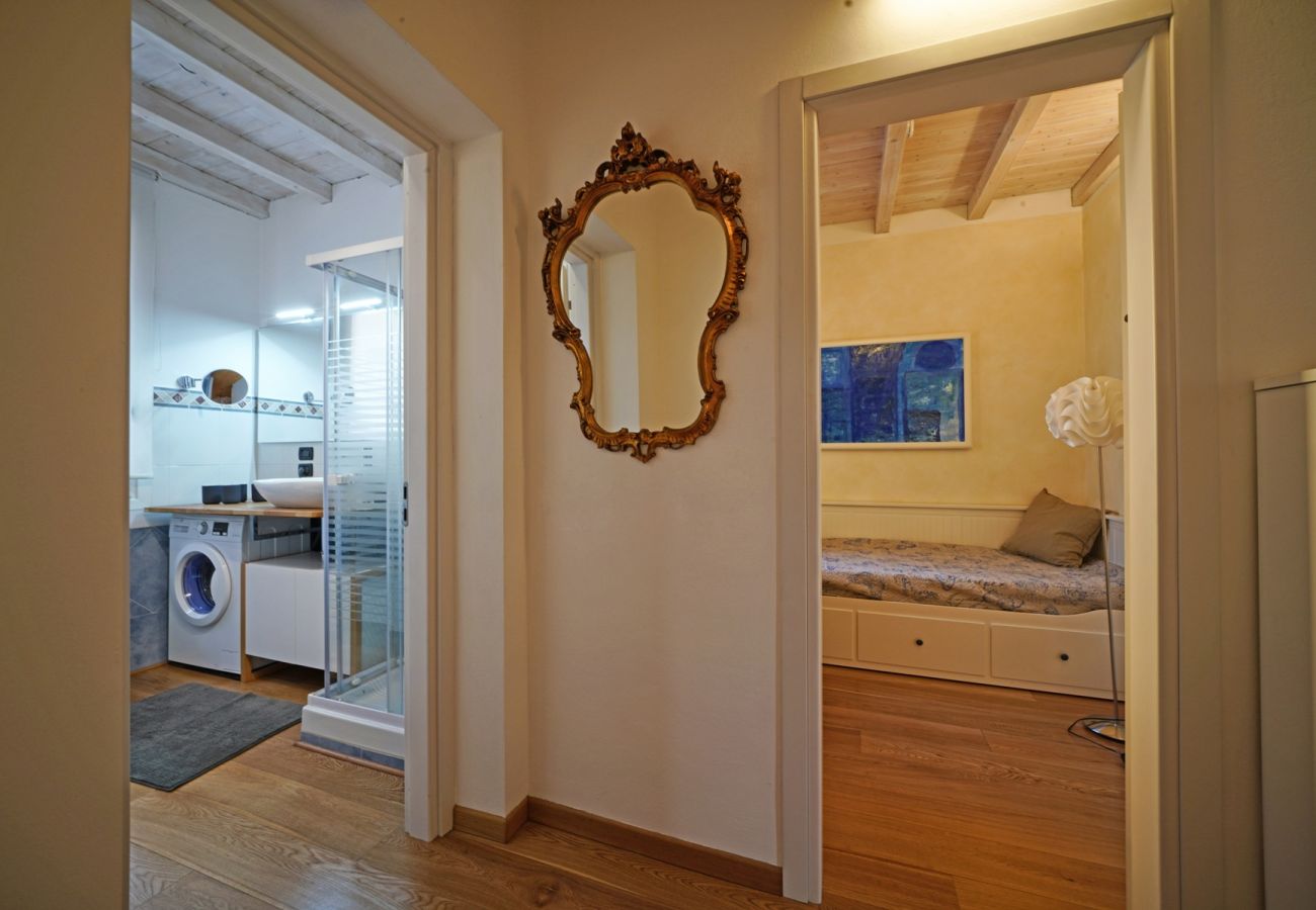 Apartament w Salò - L'Orologio con balcone vista lago nel centro storico di Salò