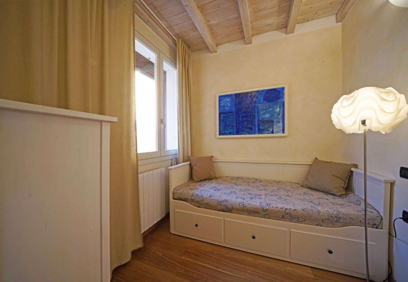 Apartament w Salò - L'Orologio con balcone vista lago nel centro storico di Salò