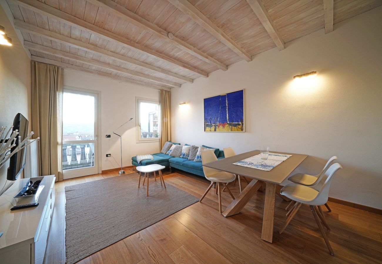 Apartament w Salò - L'Orologio con balcone vista lago nel centro storico di Salò