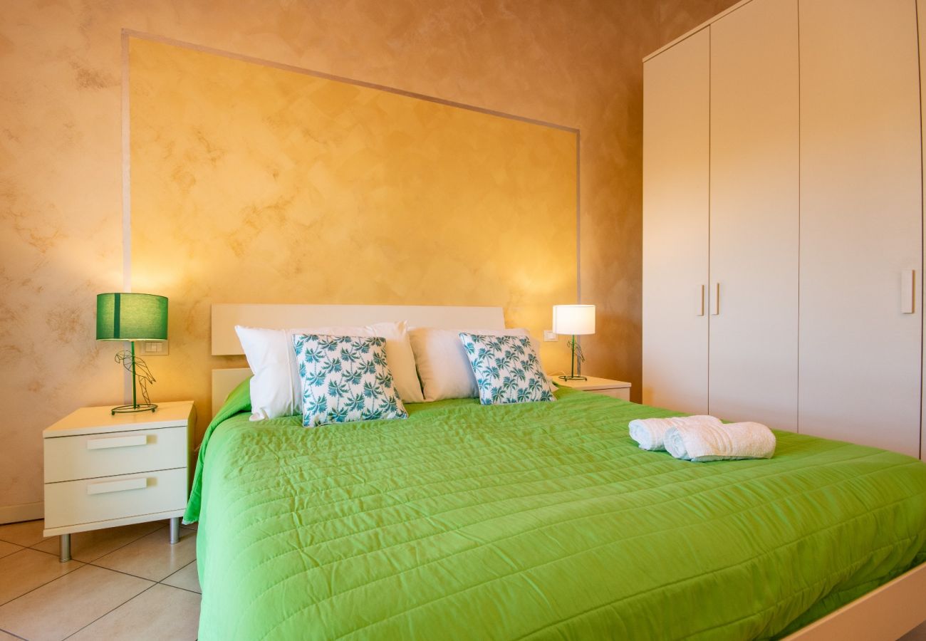 Apartament w Manerba del Garda - Fedra: con balcone vista lago, in residence con piscina a due passi dal lago