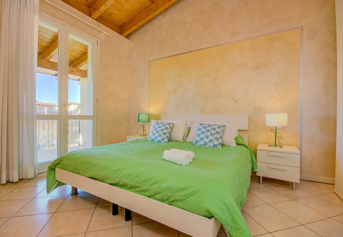 Apartament w Manerba del Garda - Fedra: con balcone vista lago, in residence con piscina a due passi dal lago