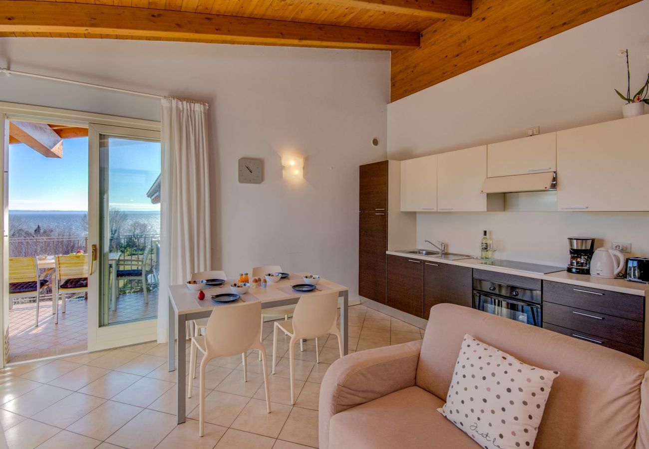 Apartament w Manerba del Garda - Fedra: con balcone vista lago, in residence con piscina a due passi dal lago