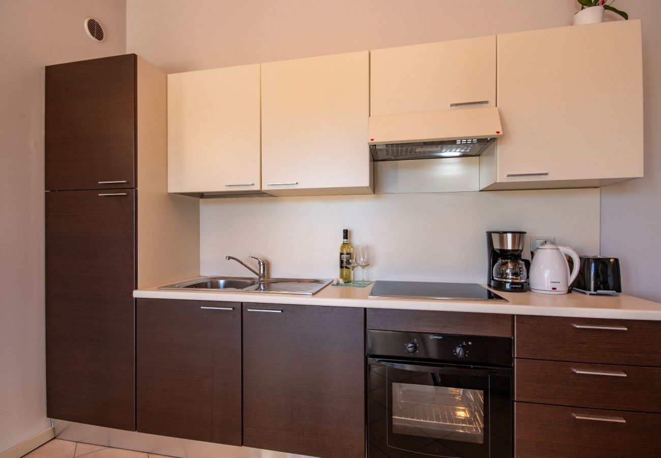 Apartament w Manerba del Garda - Fedra: con balcone vista lago, in residence con piscina a due passi dal lago