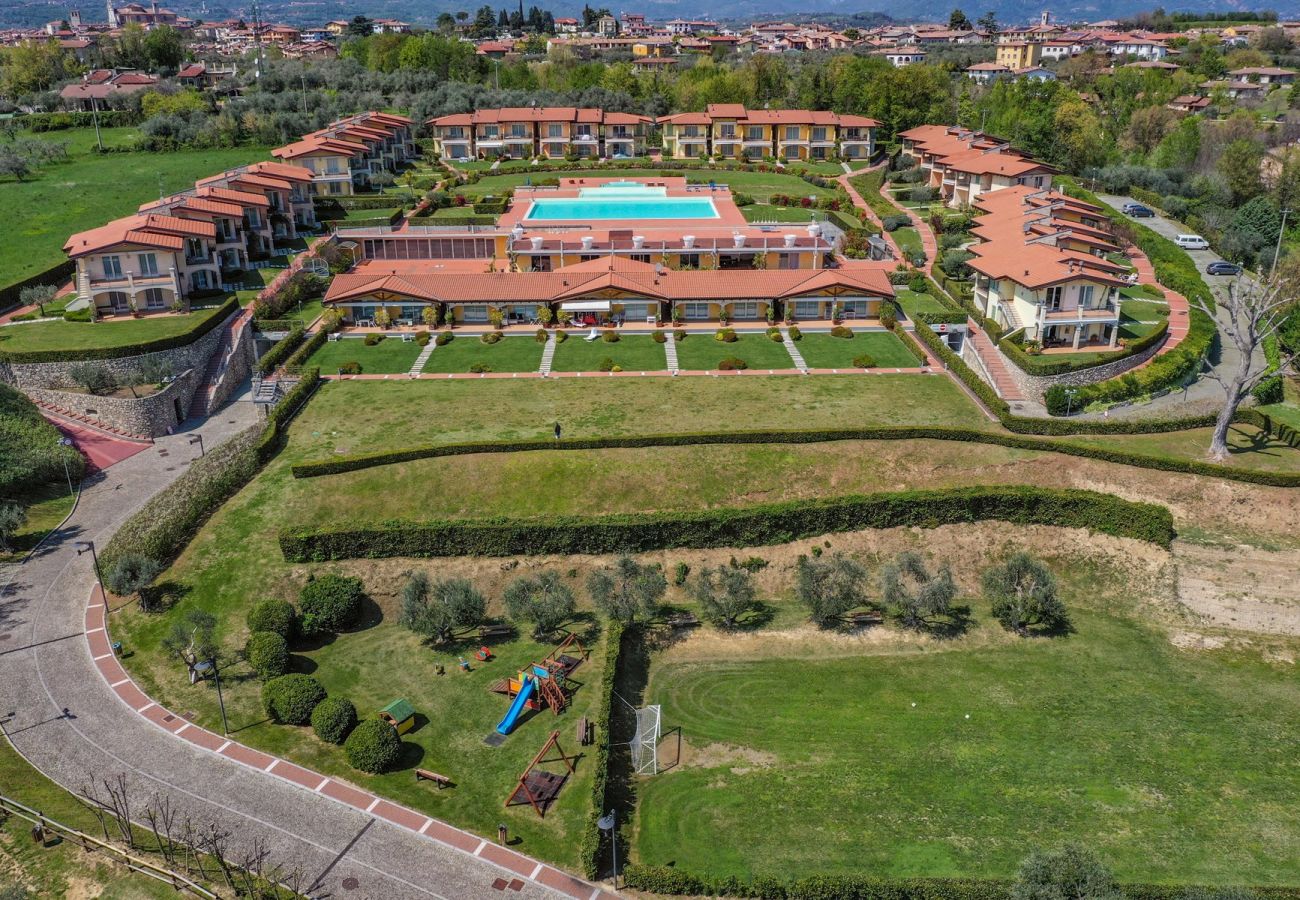 Apartament w Manerba del Garda - Fedra: con balcone vista lago, in residence con piscina a due passi dal lago
