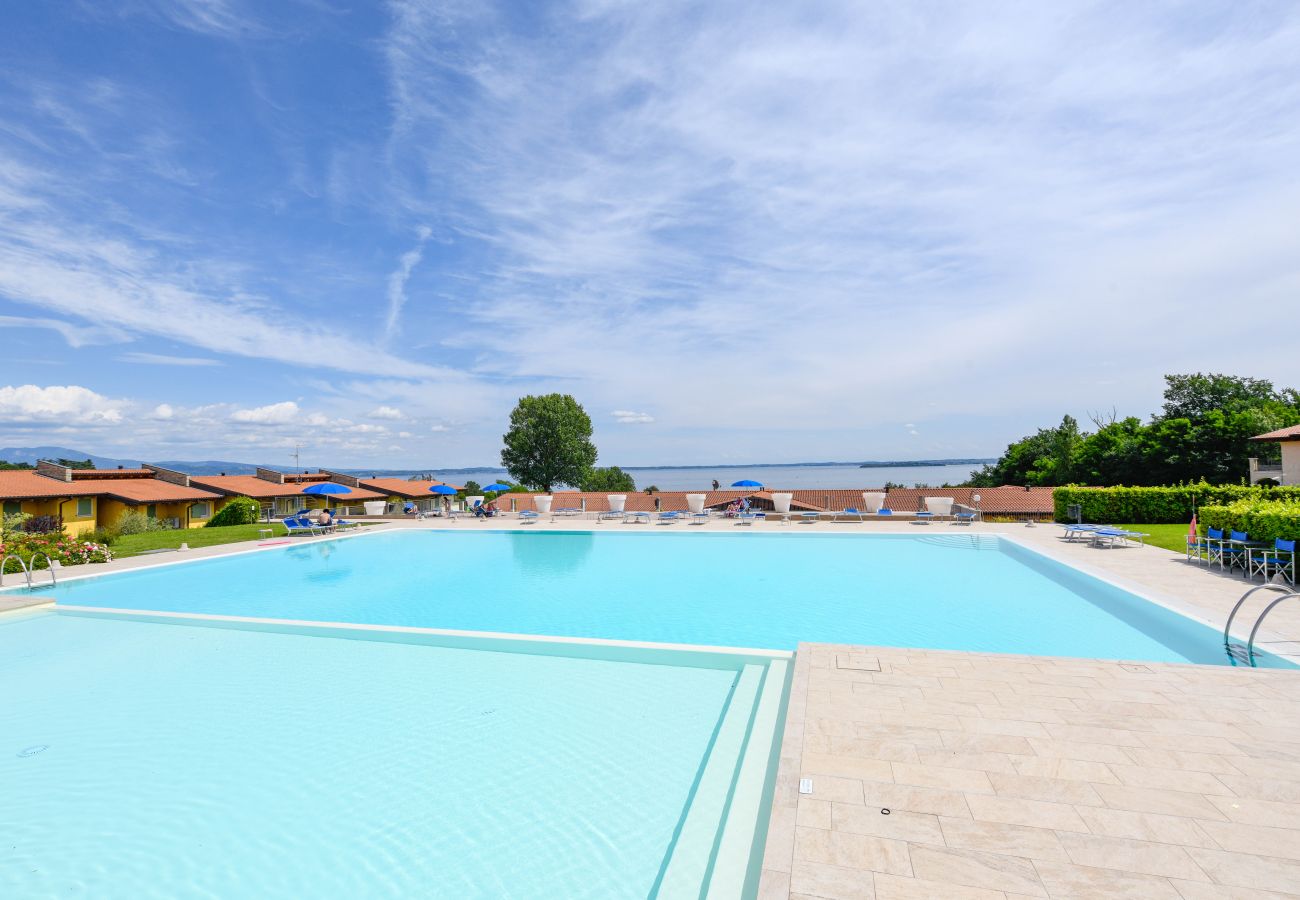 Apartament w Manerba del Garda - Fedra: con balcone vista lago, in residence con piscina a due passi dal lago