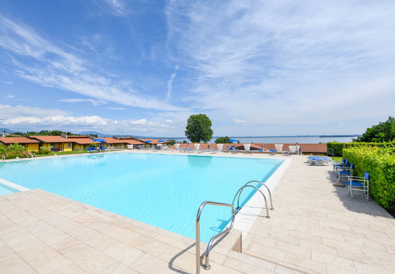 Apartament w Manerba del Garda - Fedra: con balcone vista lago, in residence con piscina a due passi dal lago