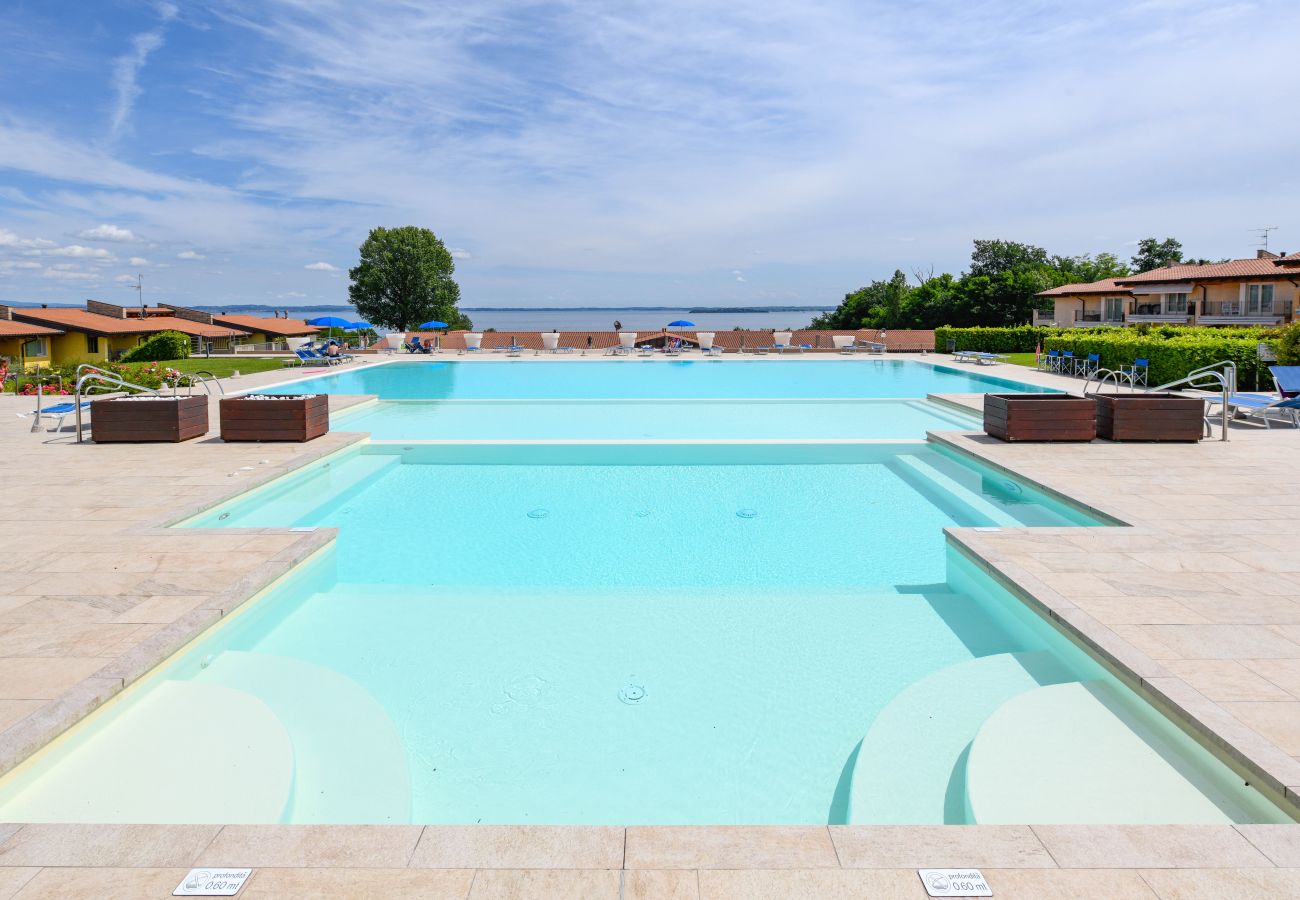 Apartament w Manerba del Garda - Fedra: con balcone vista lago, in residence con piscina a due passi dal lago