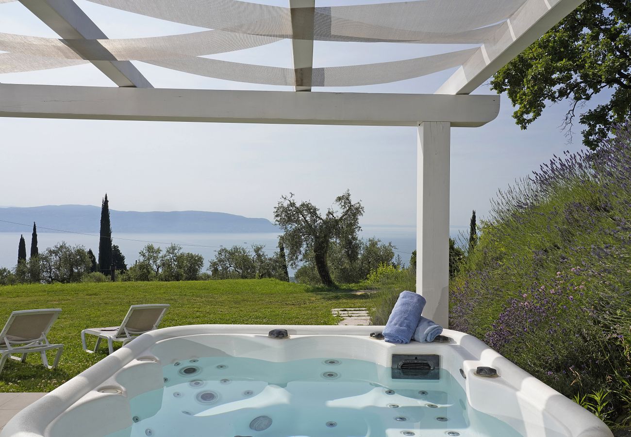 Apartament w Toscolano-Maderno - Cà Bianca sotto: immersi nella natura con vista lago e jacuzzi