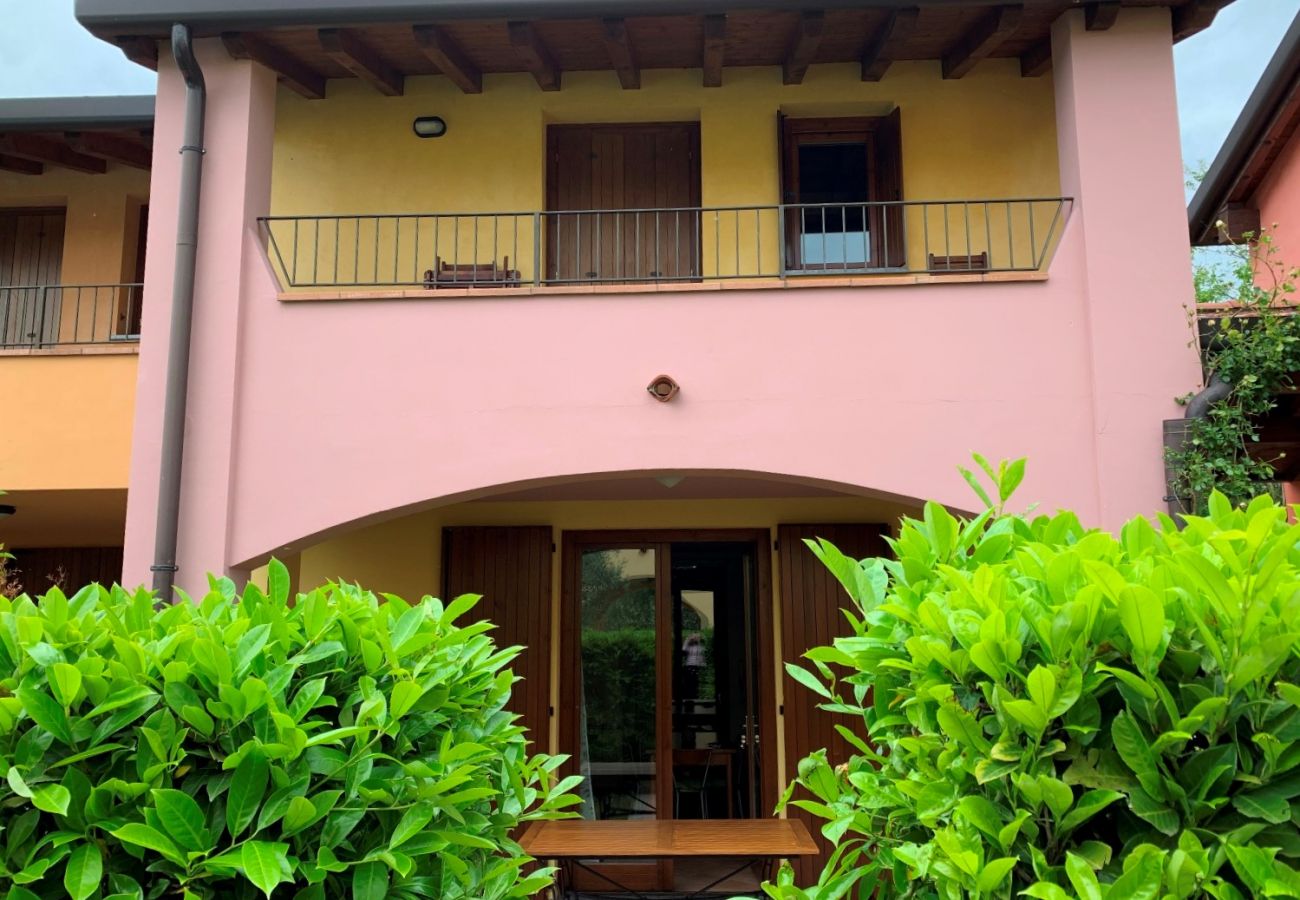 Townhouse w Manerba del Garda - Casa Delisa: in residence curato con piscina e non lontano dal lago