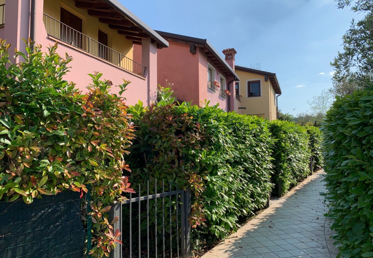 Townhouse w Manerba del Garda - Casa Delisa: in residence curato con piscina e non lontano dal lago