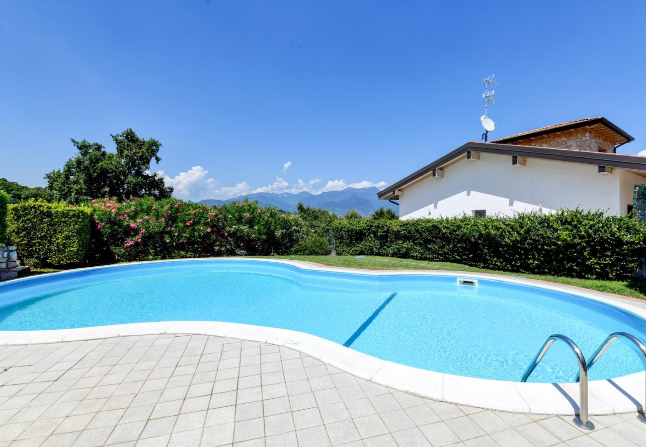 Townhouse w Manerba del Garda - Casa Delisa: in residence curato con piscina e non lontano dal lago