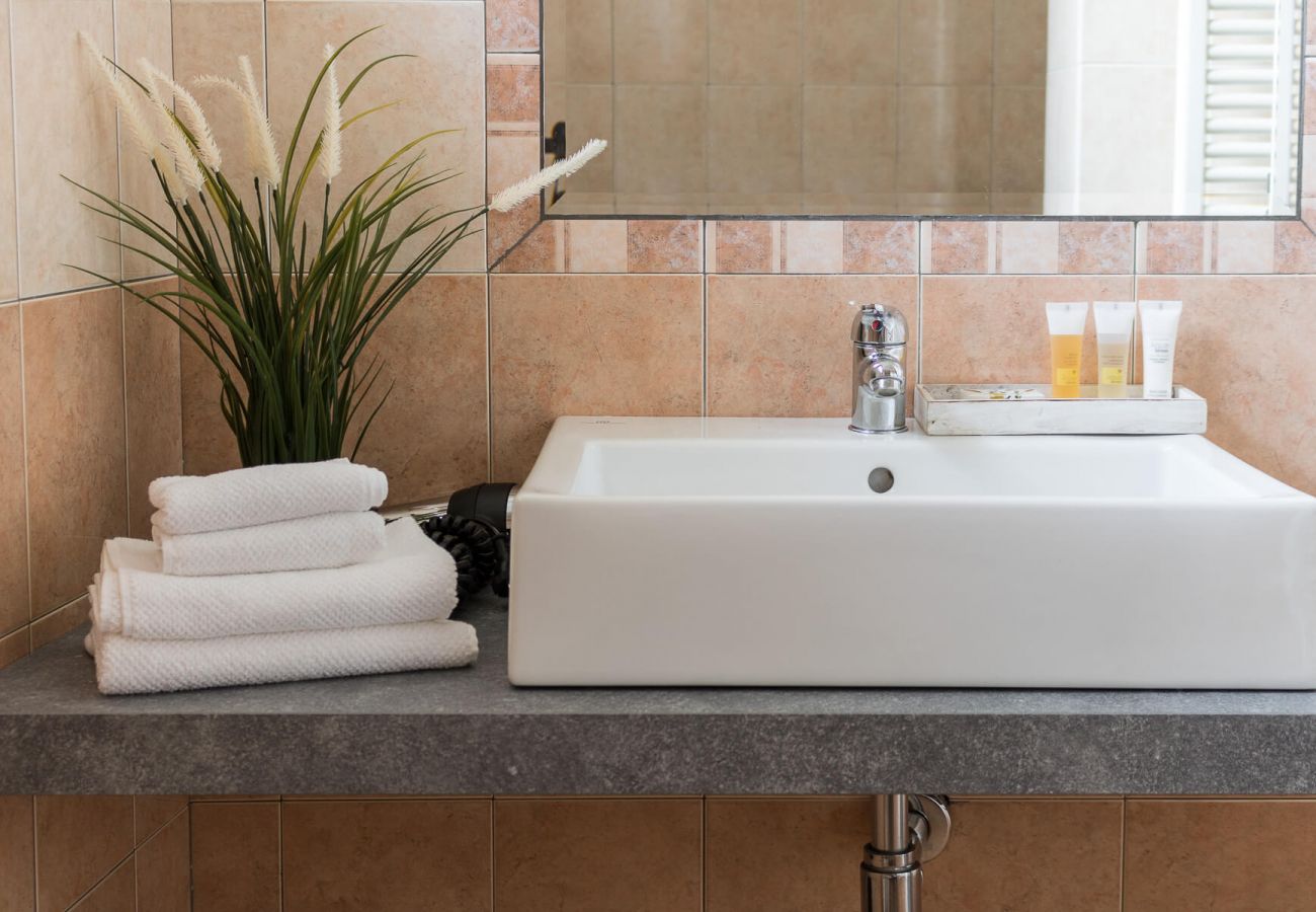 Apartament w Tignale - Rustico Minichèto - La Vigna: curato nei dettagli con balcone vista lago