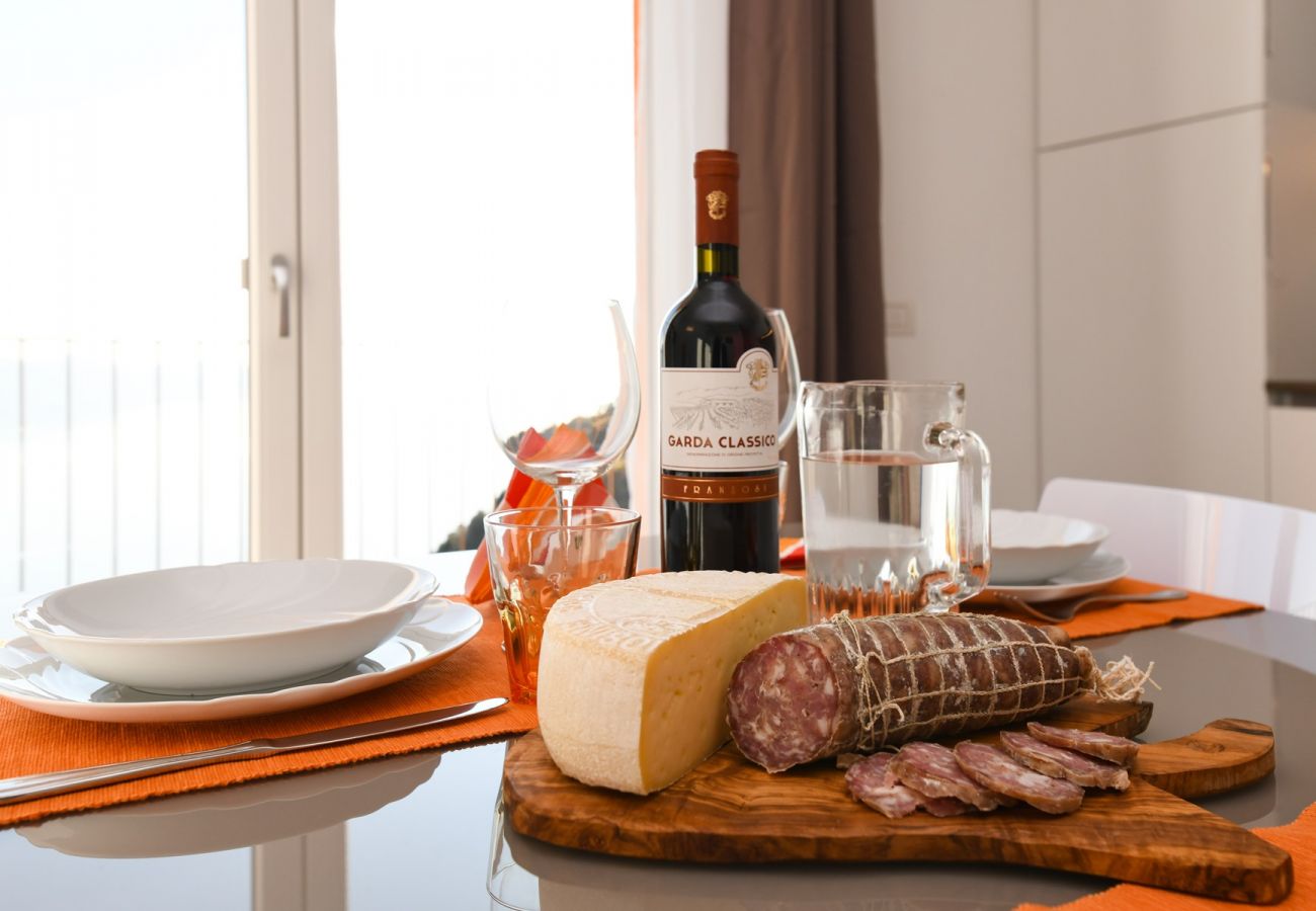 Apartament w Tignale - Orange House con meravigliosa vista lago