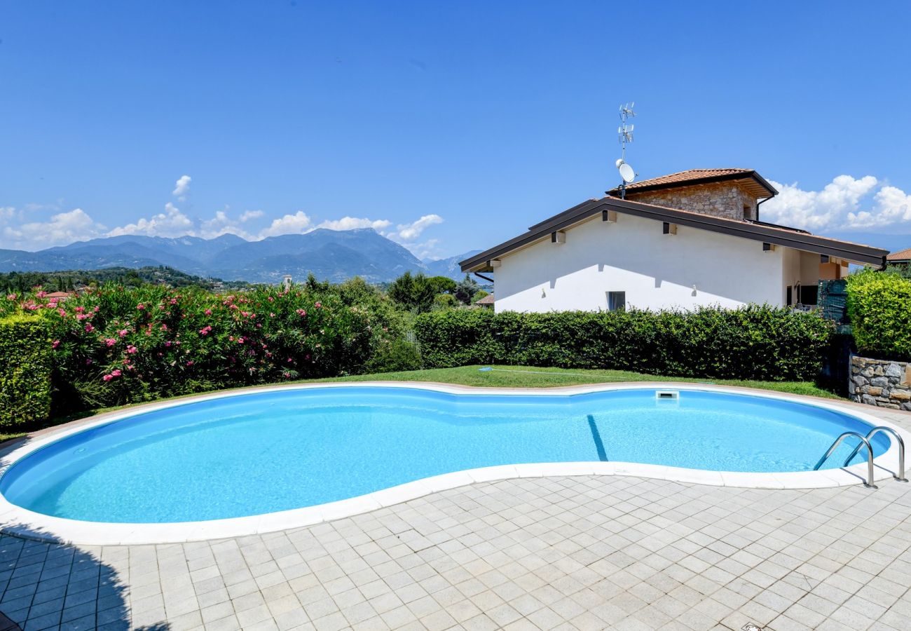Dom w Manerba del Garda - Villa rosa, spaziosa casa con piscina in comune