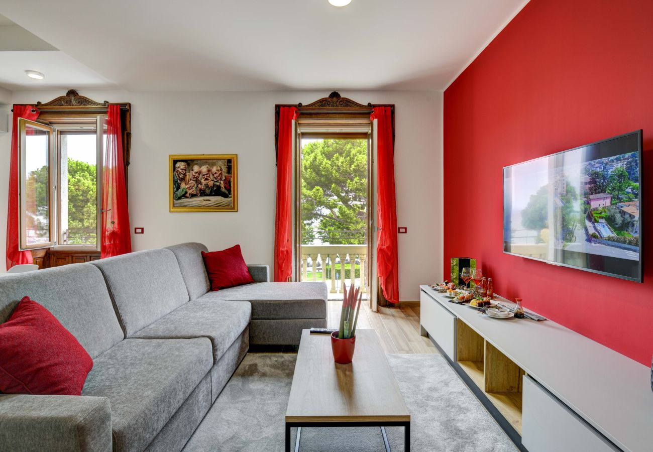 Nowoczesny salon z czerwoną ścianą i sofą