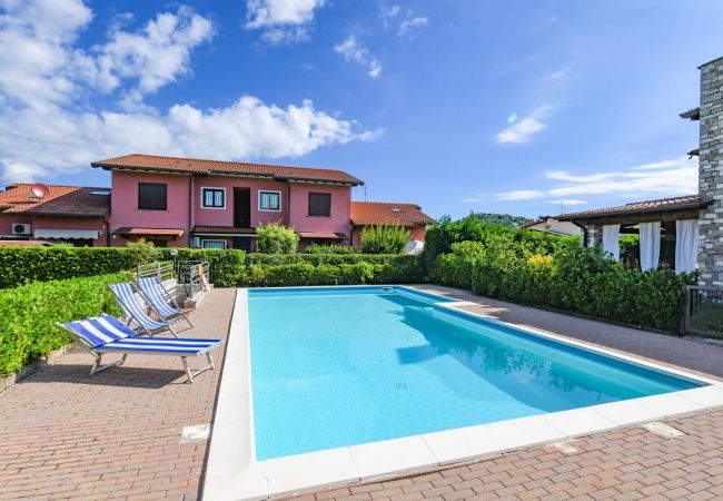 Chalet w Manerba del Garda - Home & Garden con piscina e vicina al lago