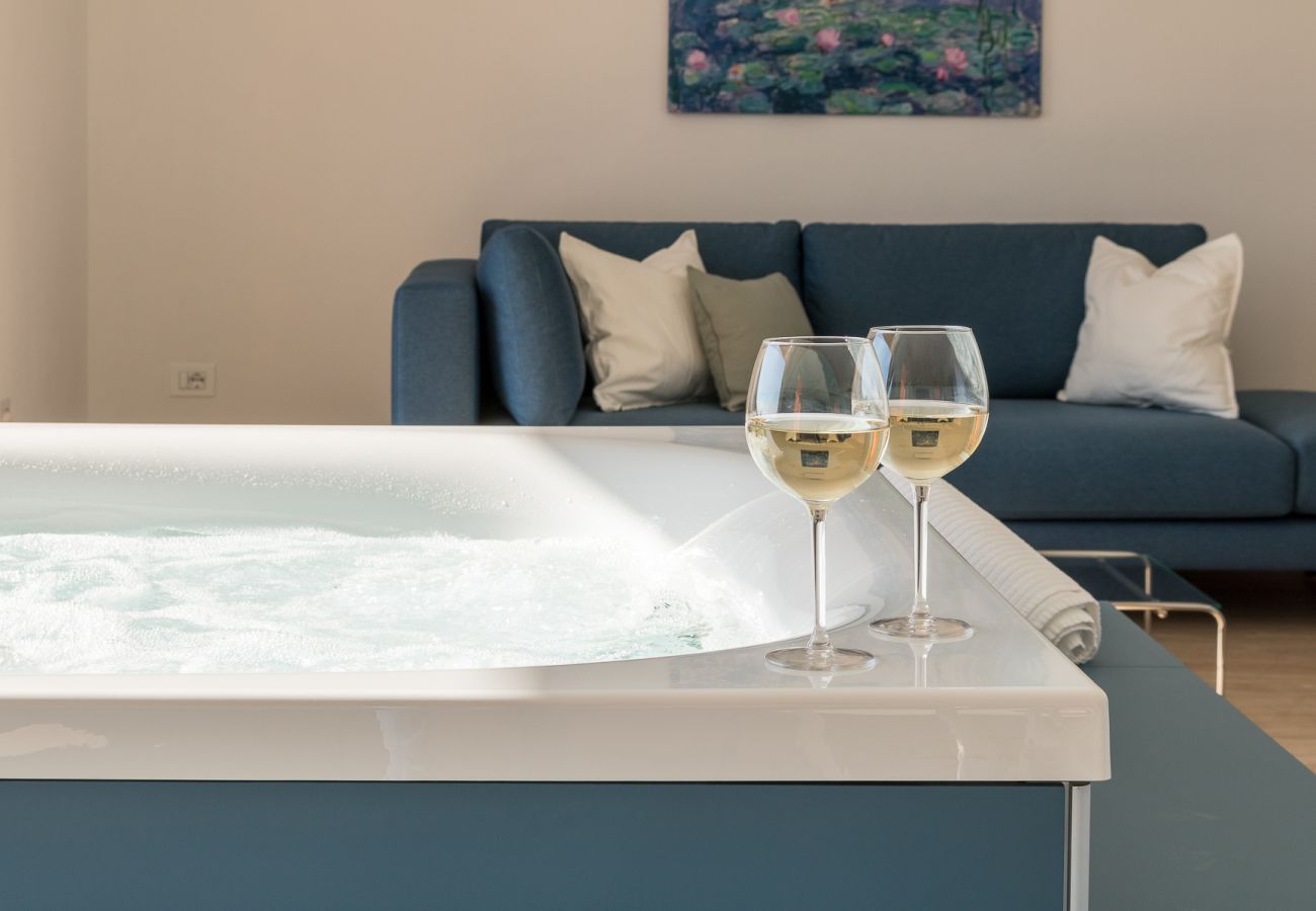 Apartament w Tignale - Orange House Relax con Jacuzzi