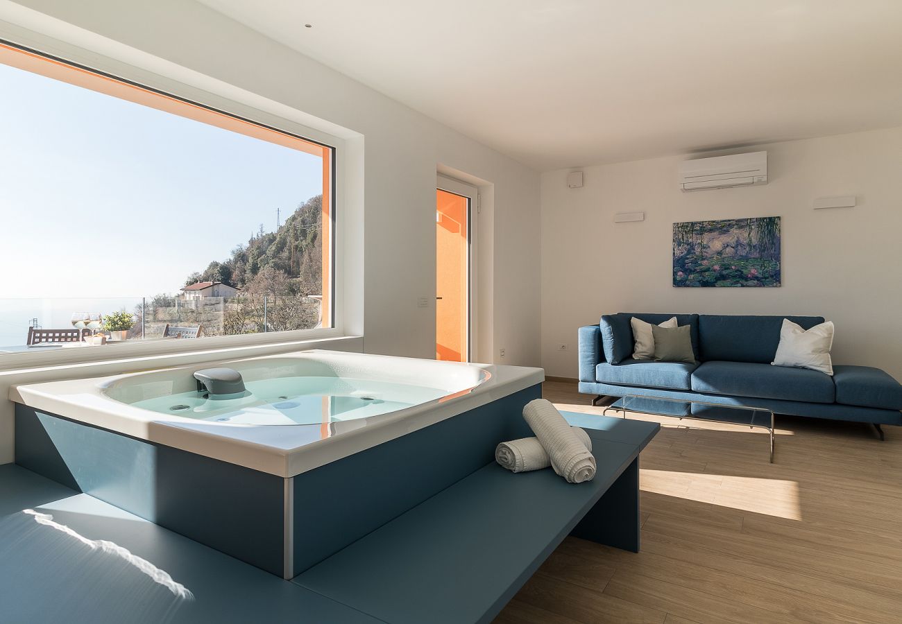 Apartament w Tignale - Orange House Relax con Jacuzzi