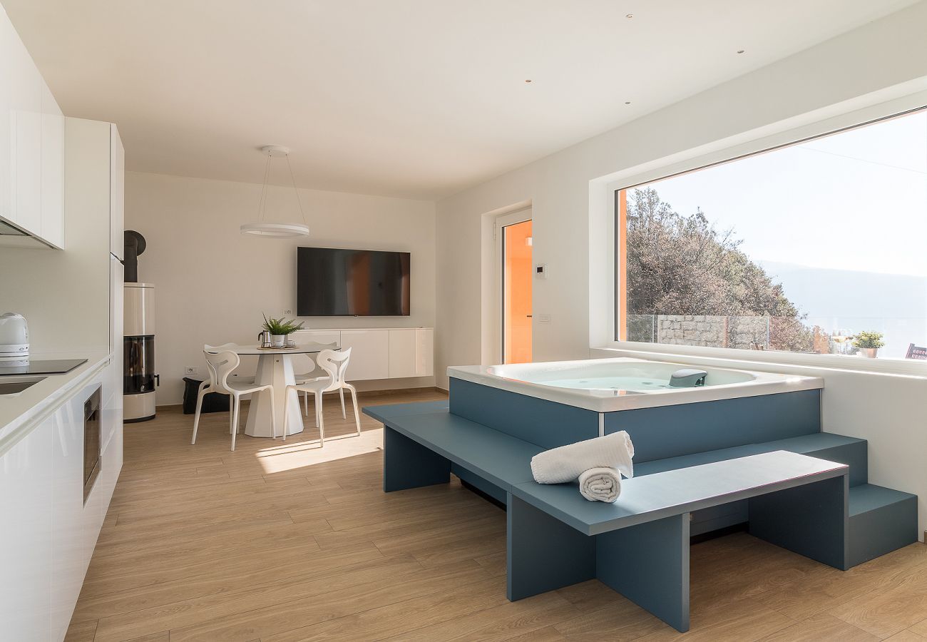 Apartament w Tignale - Orange House Relax con Jacuzzi