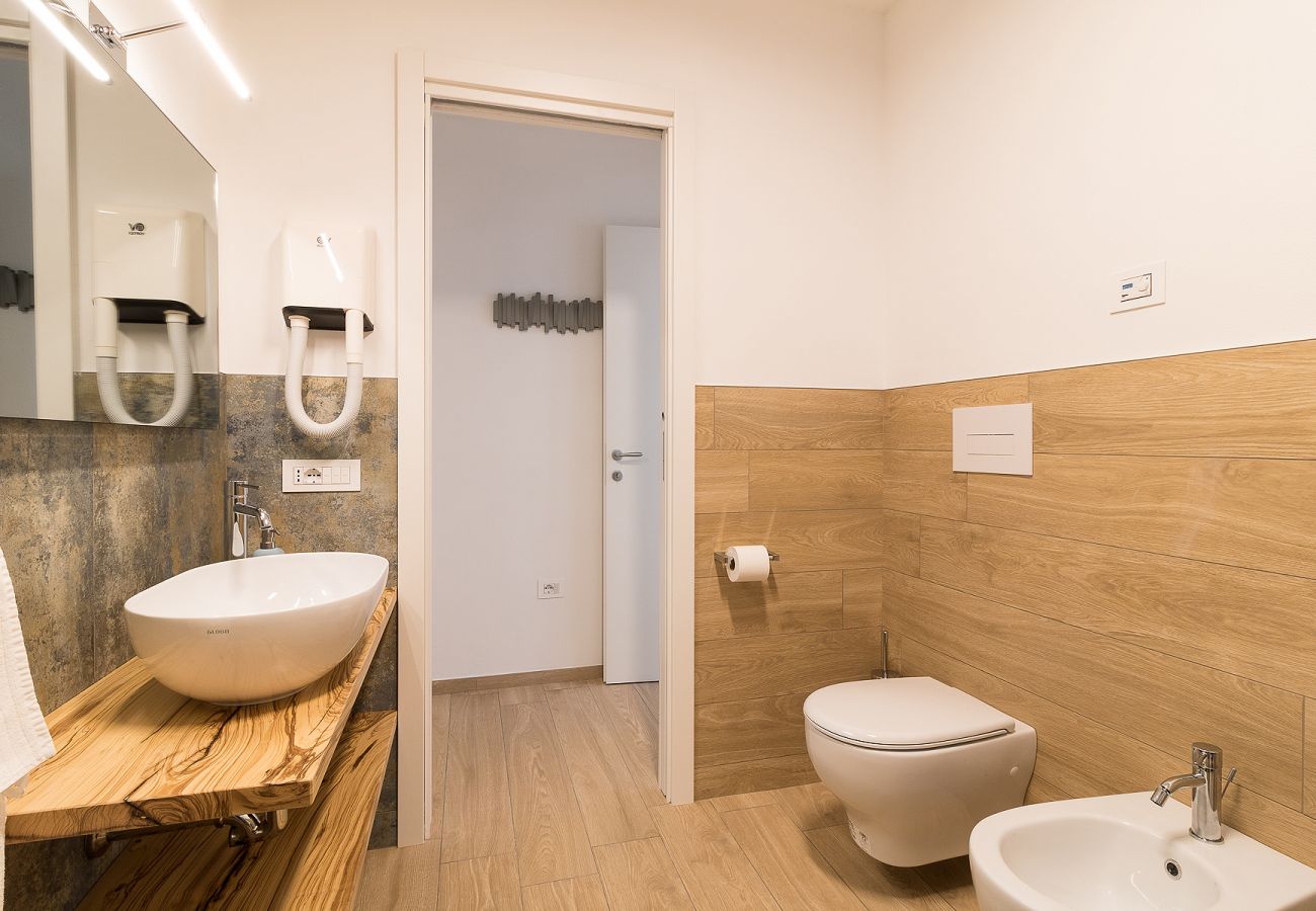 Apartament w Tignale - Orange House Relax con Jacuzzi